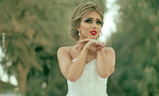 شاهد بالصور | سارة سلامة تنشر صورتها بفستان زفاف ومكياج مختلف 1 10891683_733840873360227_711699108558657137_n