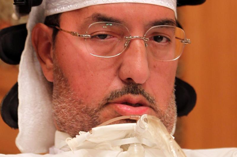 رجل أعمال سعودى توقفت اعضائه يدير 8 شركات والاف الموظفين فقط بعينيه 4 11 (1)