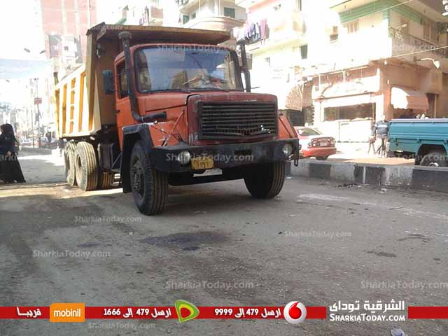 شاهد .. رئيس حي أول يشرف علي رصف وترميم شارع فاروق بالزقازيق 2 112