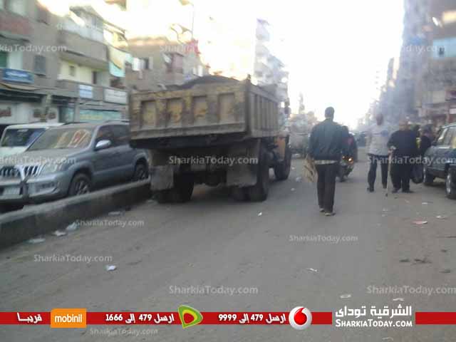 شاهد .. رئيس حي أول يشرف علي رصف وترميم شارع فاروق بالزقازيق 5 115
