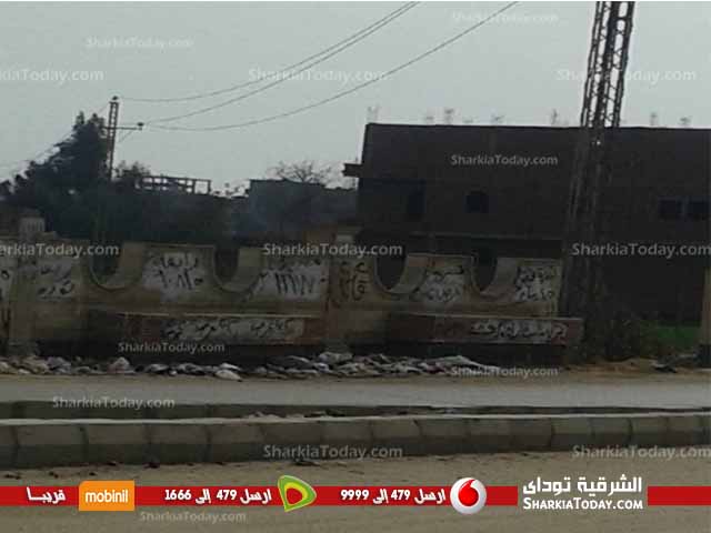 شاهد : مجهولون يشوهون مدخل قرية بأبو حماد 1 120