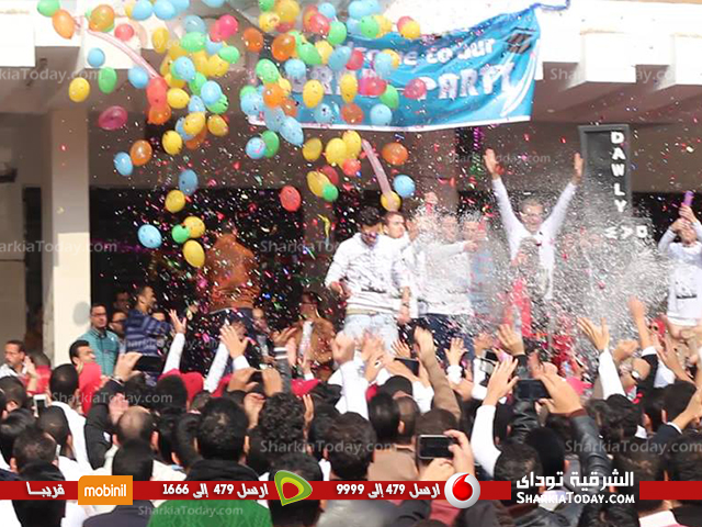 شاهد | طلاب طب الزقازيق يحتفلون بتخرجهم من الكلية بـ«تكسير القُلل» 4 1