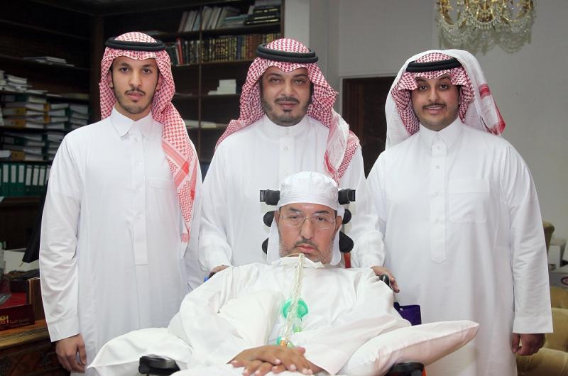 رجل أعمال سعودى توقفت اعضائه يدير 8 شركات والاف الموظفين فقط بعينيه 3 17