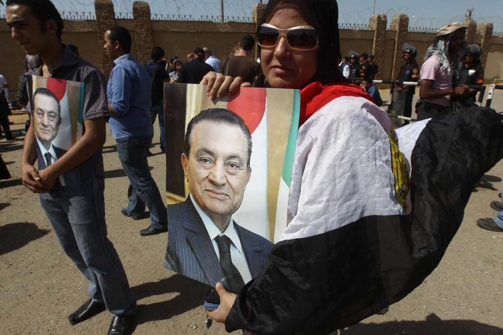 أنصار مبارك بعد قبول الطعن على حبسه بـ"القصور الرئاسية": يحيا العدل 1 Supporters of Egypt's ousted president H
