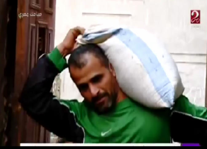 بالفيديو .. بطل الجمهورية في ألعاب القوي يبيع ميدالياته ليوفر متطلبات أسرته 1 293563_0