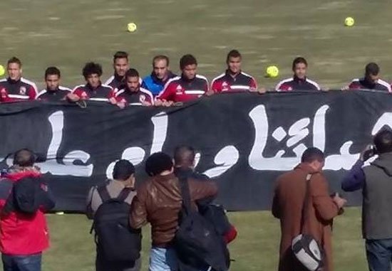 بالصور .. لاعبو الأهلى يرتدون قمصان تحية للشهداء .. ويحملون لافتة "شهداؤنا وسام على صدورنا" 9 3