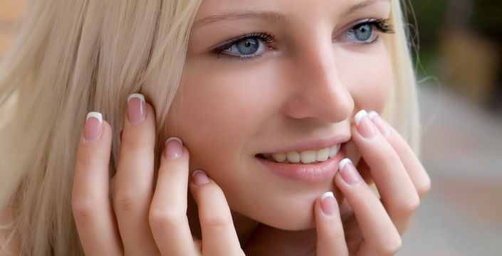 5 ماسكات طبيعية مرطبة ومنظفة لبشرتك 1 51a0b6ebb9e3f10537-705x360
