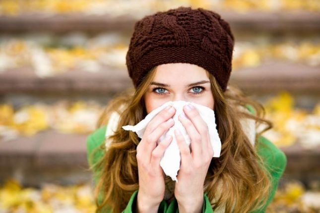 10 أطعمة تشعرك بالدفىء .. وتقاوم أمراض الشتاء 1 cold-woman