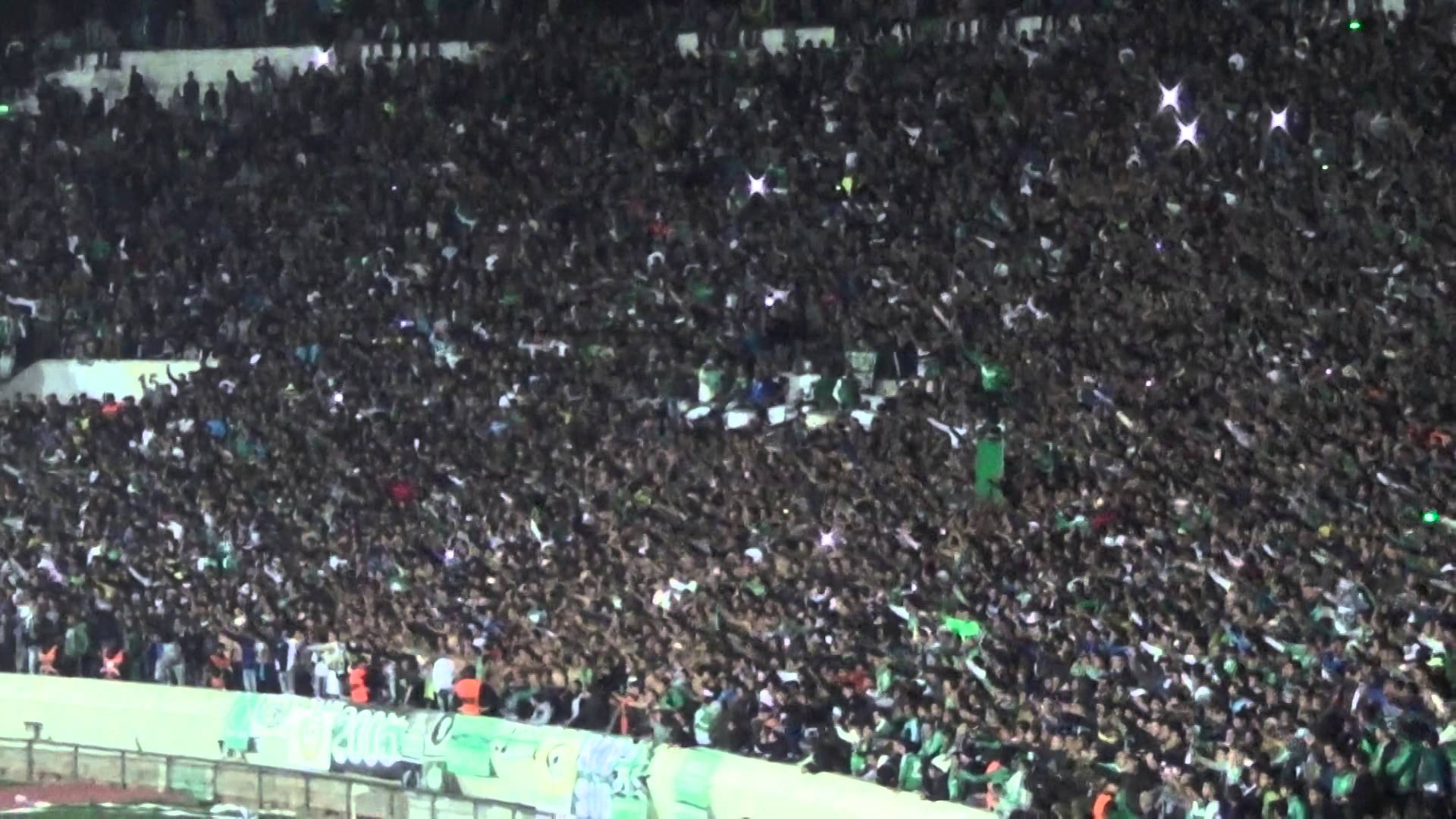 شاهد | جماهير الرجاء المغربي تهز الإستاد بهتافات «الشعب يقول إلا الرسول» 1 maxresdefault