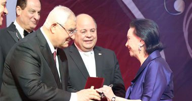 بالفيديو .. هذه علاقة الفنانة فاتن حمامة برؤساء مصر 3 s320141401123