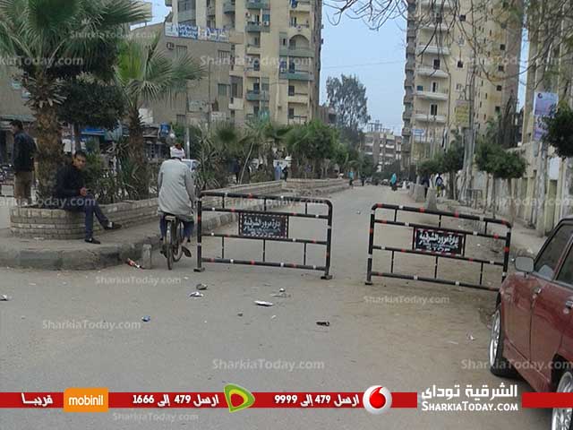 غلق الشارع المؤدي لمنطقة «فلل الجامعة» بمدينة الزقازيق أمام السيارات 2 غلق الشارع المؤدي منطقة «فلل الجامعة» بمدينة الزقازيق أمام السيارات (2)