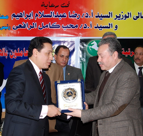 محافظ الشرقية: يجب تكاتف الجميع للقضاء على آفة الأمية 2 10426152_790650854355979_2238061865270142082_n