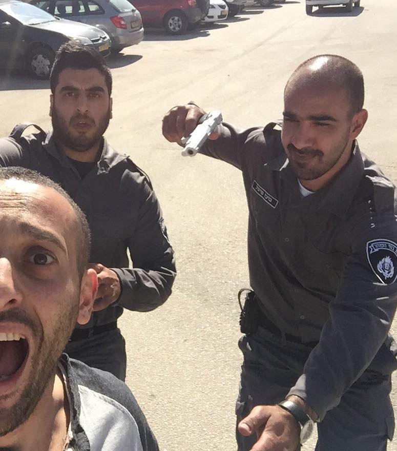 سيلفي لفلسطيني يحاول الهروب من الشرطة الإسرائيلية يثير الجدل علي مواقع التواصل 1 10959571_10152649969791935_2868790650332560493_n