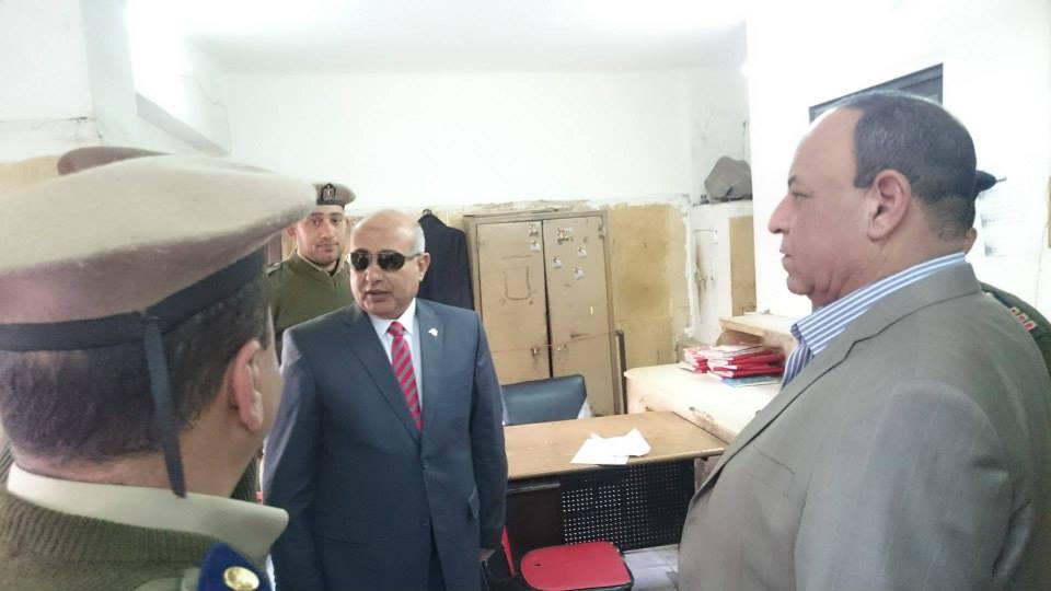 شاهد |مدير أمن الشرقية يتفقد الحالة الأمنية بمركز شرطة أبوكبير 1 11000197_659933390800686_4032730185070074743_n