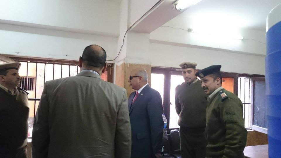 شاهد |مدير أمن الشرقية يتفقد الحالة الأمنية بمركز شرطة أبوكبير 2 11008548_659933474134011_7373574804827491065_n
