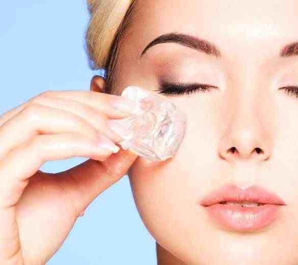 8 استخدامات تجميلية لا تعرفينها عن مكعبات الثلج 1 1422271576_beautiful-young-woman-applies-the-ice-to-face-near-eyes