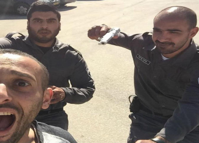 سيلفي لفلسطيني يحاول الهروب من الشرطة الإسرائيلية يثير الجدل علي مواقع التواصل 2 301865_0