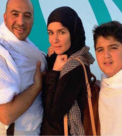 بالصور .. غادة عادل و مجدى الهوارى وابنهما يؤدون مناسك العمرة 3 711