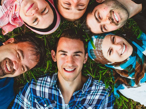 مقتل 3 مسلمين بعد إطلاق النار عليهم داخل منزلهم في ولاية أمريكية 7 download (1)