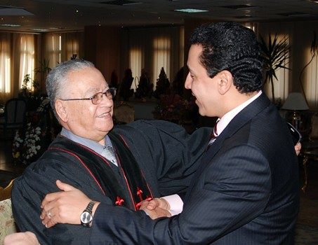 شاهد : محافظ الشرقية يستقبل راعي الطائفة الإنجيلية بالزقازيق 2 محافظ الشرقية يستقبل راعي الطائفة الإنجيلية بالزقازيق (2)
