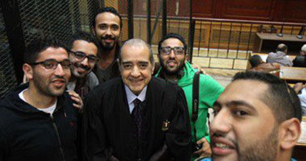 فريد الديب يحتفل ببراءة العادلى بسيلفى مع المصورين الصحفيين 1 الديب