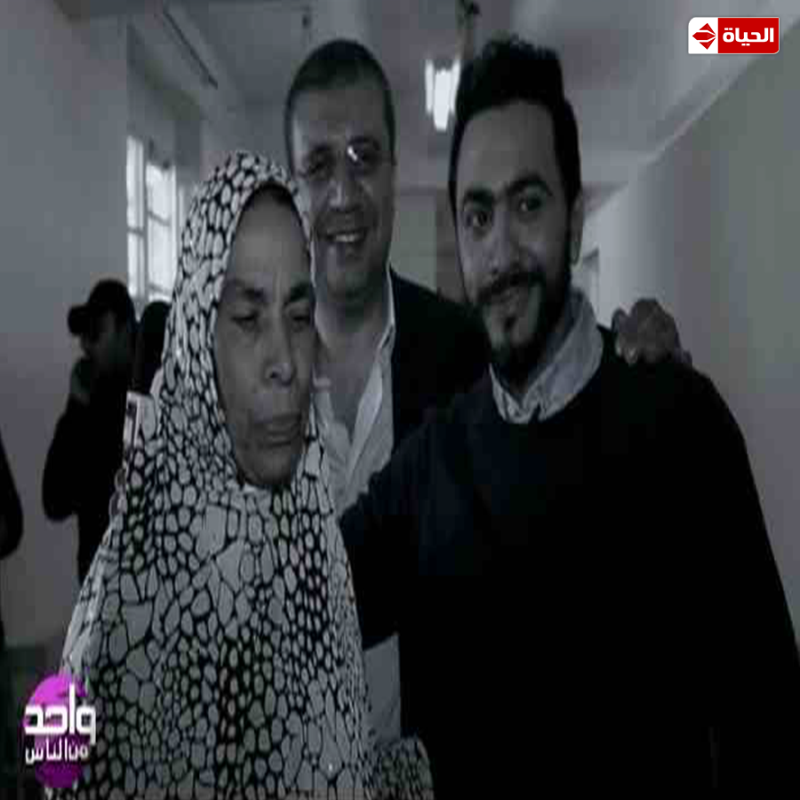 بالفيديو .. «تامر حسني» يبكى على الهواء بسبب أحد السيدات بدار المسنين 3 تامر حسني (5)