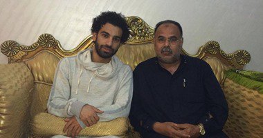 محمد صلاح يقدم واجب العزاء لعمدة قرية بمسقط رأسه بالغربية 1 محمد صلاح (1)