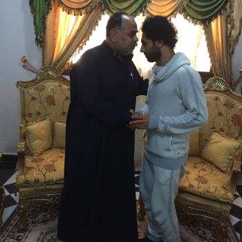 محمد صلاح يقدم واجب العزاء لعمدة قرية بمسقط رأسه بالغربية 3 محمد صلاح (2)