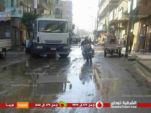 بالصور.. انفجار ماسورة مياة بمنطقة الممر تعيق الحركة المرورية بشوارع الزقازيق 6 1