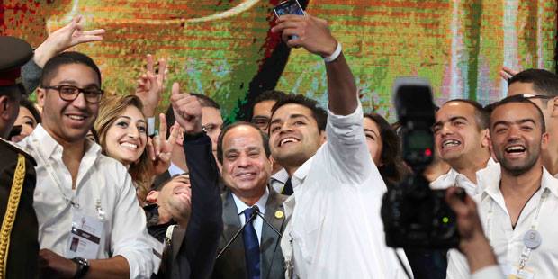 شاهد ..سيدة تفاجئ السيسي: «بحبك يا ريس».. والرئيس يرد: «وإحنا بنحب بلدنا» 1 10322844_1057106624319976_8454454981037301477_n