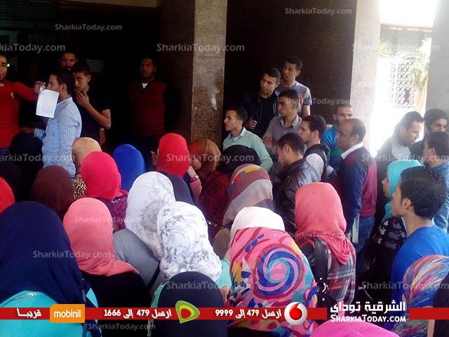 شاهد .. وقفة لطلاب المعهد الفنى الصناعى بالزقازيق امام مبنى المحافظة 2 11025126_447125618773296_4786654907574585694_n