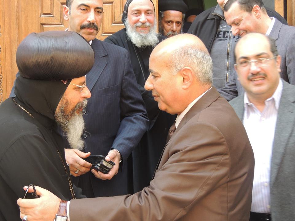 بالفيديو و الصور .. مدير أمن الشرقية يعزي أسقف الزقازيق ومنيا القمح في وفاة والدته 2 11038124_662102523917106_1311616316676150685_n