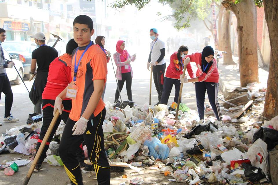 شاهد | انطلاق مبادرة «هنضفها» فى شوارع الزقازيق 1 11050228_426665314159368_930806137788971089_n