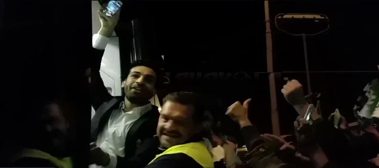 بالفيديو .. محمد صلاح يلتقط «سيلفي» مع جماهير فيورنتنيا 1 112015_3_20_2_9