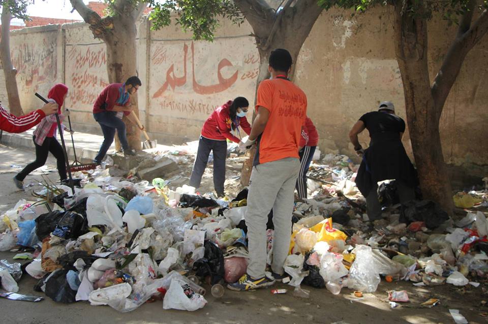 شاهد | انطلاق مبادرة «هنضفها» فى شوارع الزقازيق 2 13113_426662650826301_1947209230495460219_n