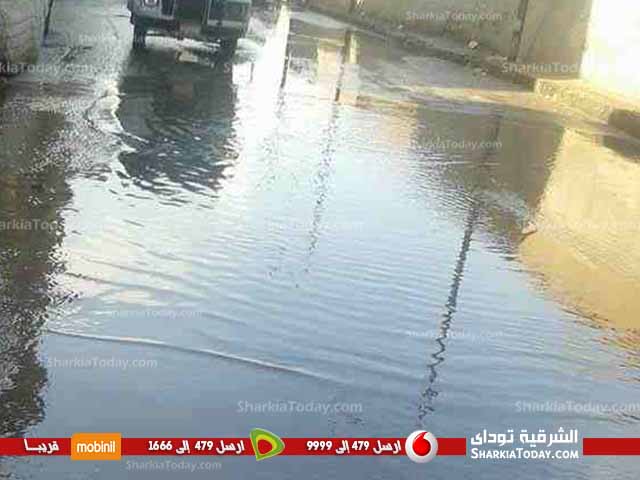 بالصور.. انفجار ماسورة مياة بمنطقة الممر تعيق الحركة المرورية بشوارع الزقازيق 5 2