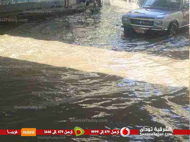 بالصور.. انفجار ماسورة مياة بمنطقة الممر تعيق الحركة المرورية بشوارع الزقازيق 1 3