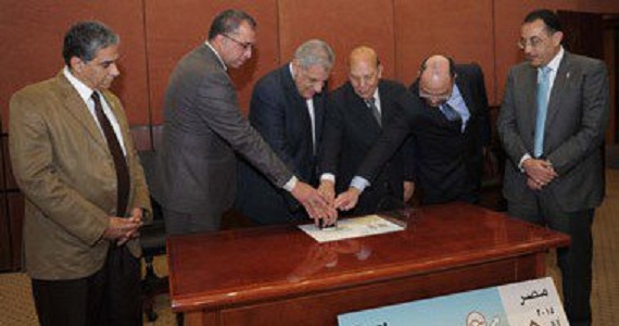محلب يوقّع على طابع البريد التذكارى الخاص بالمؤتمر الاقتصادى 1 3201511141812