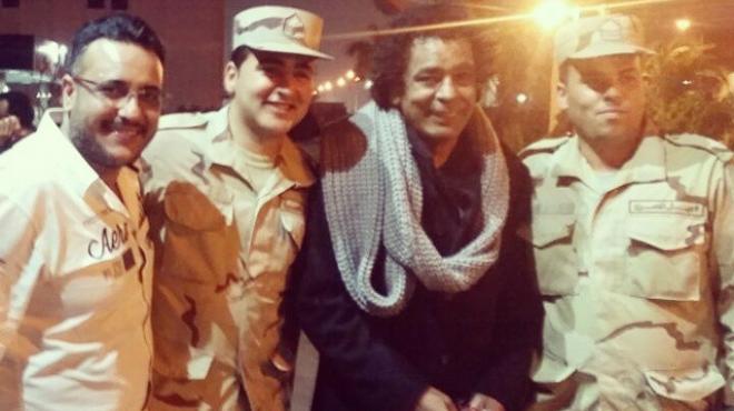 شاهد .. الكينج يلتقط صورة تذكارية مع جنود القوات المسلحة 2 324260_Large_20150310045419_21