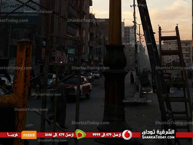 شاهد .. تركيب ثلاثة اشارات مرور بنهاية شارع فاروق بالزقازيق 2 3