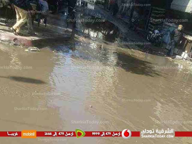 بالصور.. انفجار ماسورة مياة بمنطقة الممر تعيق الحركة المرورية بشوارع الزقازيق 4 4