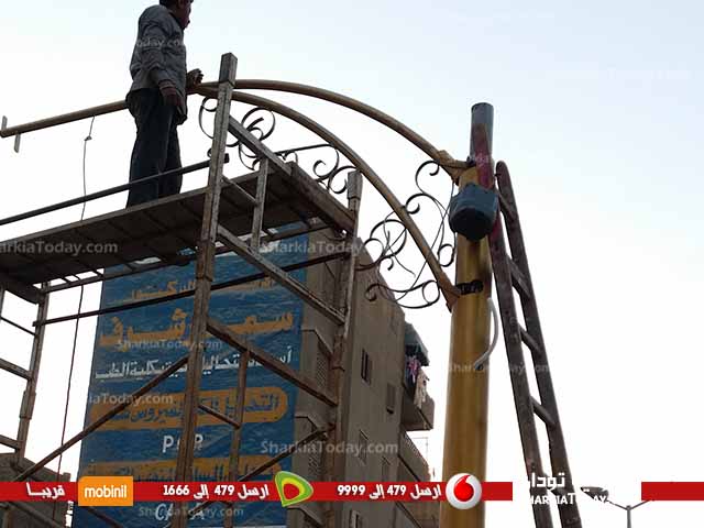 شاهد .. تركيب ثلاثة اشارات مرور بنهاية شارع فاروق بالزقازيق 3 4