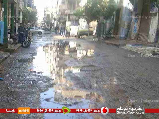 بالصور.. انفجار ماسورة مياة بمنطقة الممر تعيق الحركة المرورية بشوارع الزقازيق 2 6