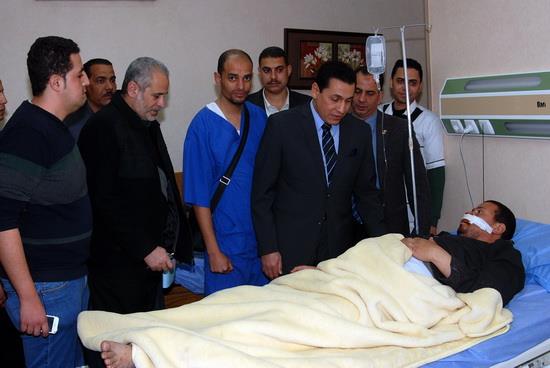 بالفيديو .. محافظ الشرقية يزور مصابي حادث بلبيس 1 88