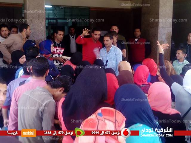 شاهد .. وقفة لطلاب المعهد الفنى الصناعى بالزقازيق امام مبنى المحافظة 1 9490_447125555439969_5302300934366976625_n