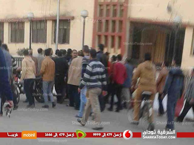 مجهولون يطلقون الخرطوش أمام مبنى محافظة الشرقية بالزقازيق 2 مجهولون يطلقون الخرطوش والالعاب النارية أمام مبنى محافظة الشرقية (1)
