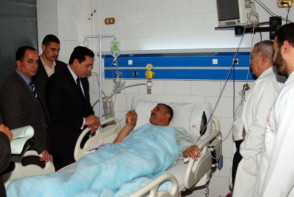 محافظ الشرقية يزور عامل السكة الحديد بعد منعه انفجار قنبلة أمام كوبرى الجامعة 2 محافظ الشرقية يزور عامل السكة الحديد بعد منعه انفجار قنبلة أمام كوبرى الجامعة 2