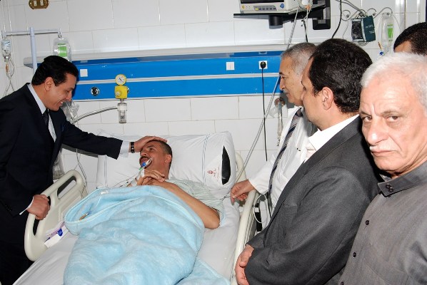 محافظ الشرقية يزور عامل السكة الحديد بعد منعه انفجار قنبلة أمام كوبرى الجامعة 1 محافظ الشرقية يزور عامل السكة الحديد بعد منعه انفجار قنبلة أمام كوبرى الجامعة