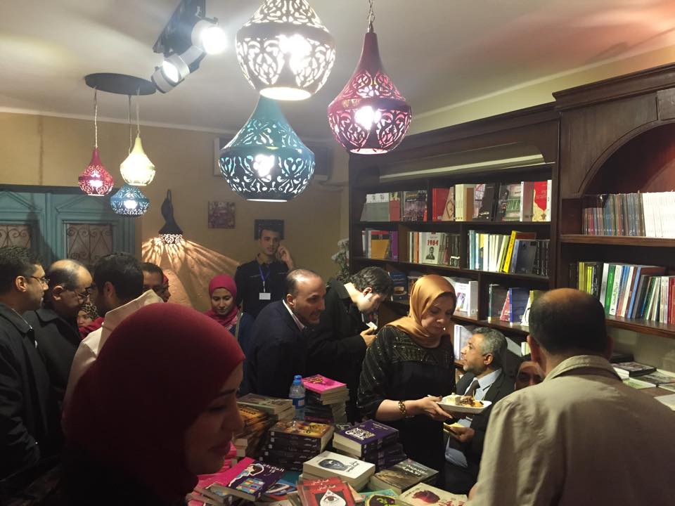 شاهد ...مكتبة حروف في ثوبها الجديد بفلل الجامعة بالزقازيق بحضور ألمع الكتاب والشعراء 2 مكتبة حروف (4)