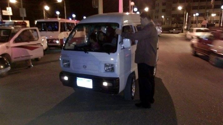 شاهد .. جولة ليلية مفاجئة لمحافظ الشرقية بشوارع الزقازيق 5 1013860_824103561010708_746266249355939596_n